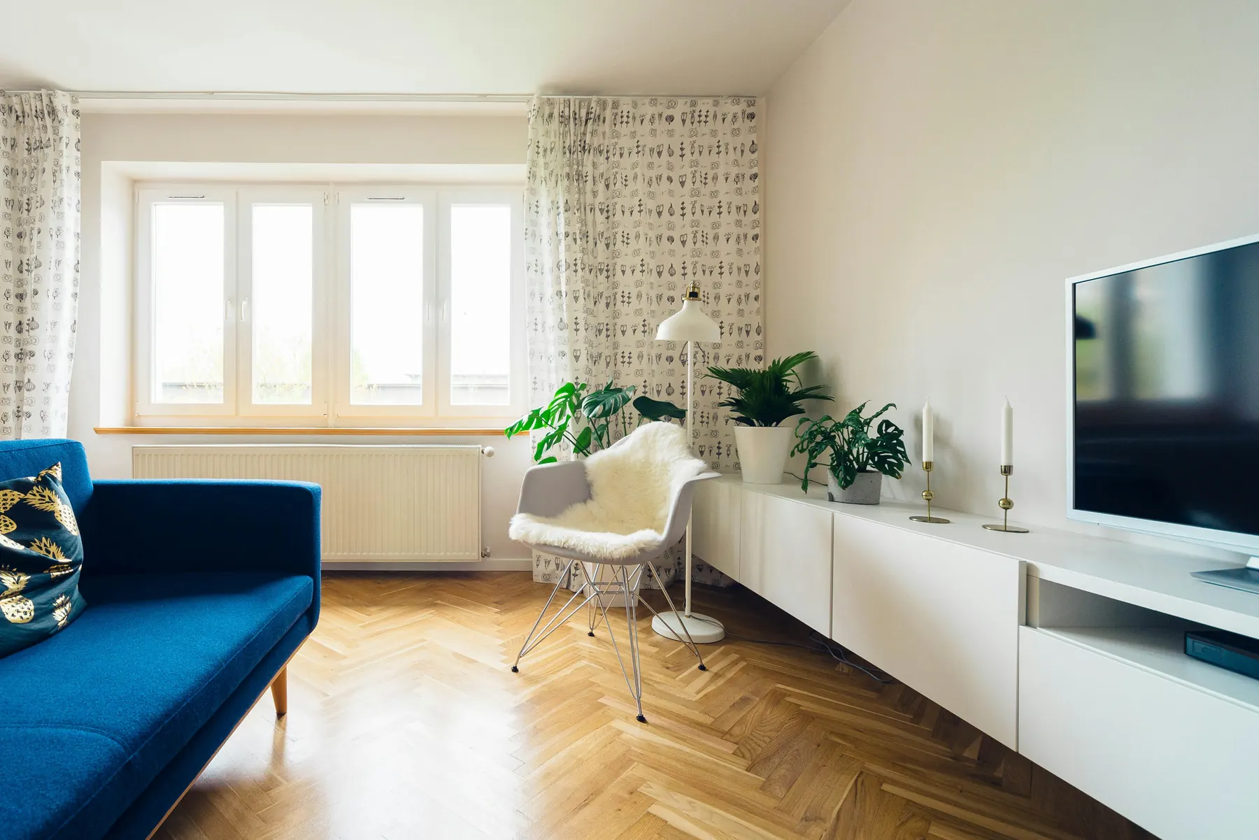 Helle glatte Wände in modernem Wohnraum — Verspachtelung